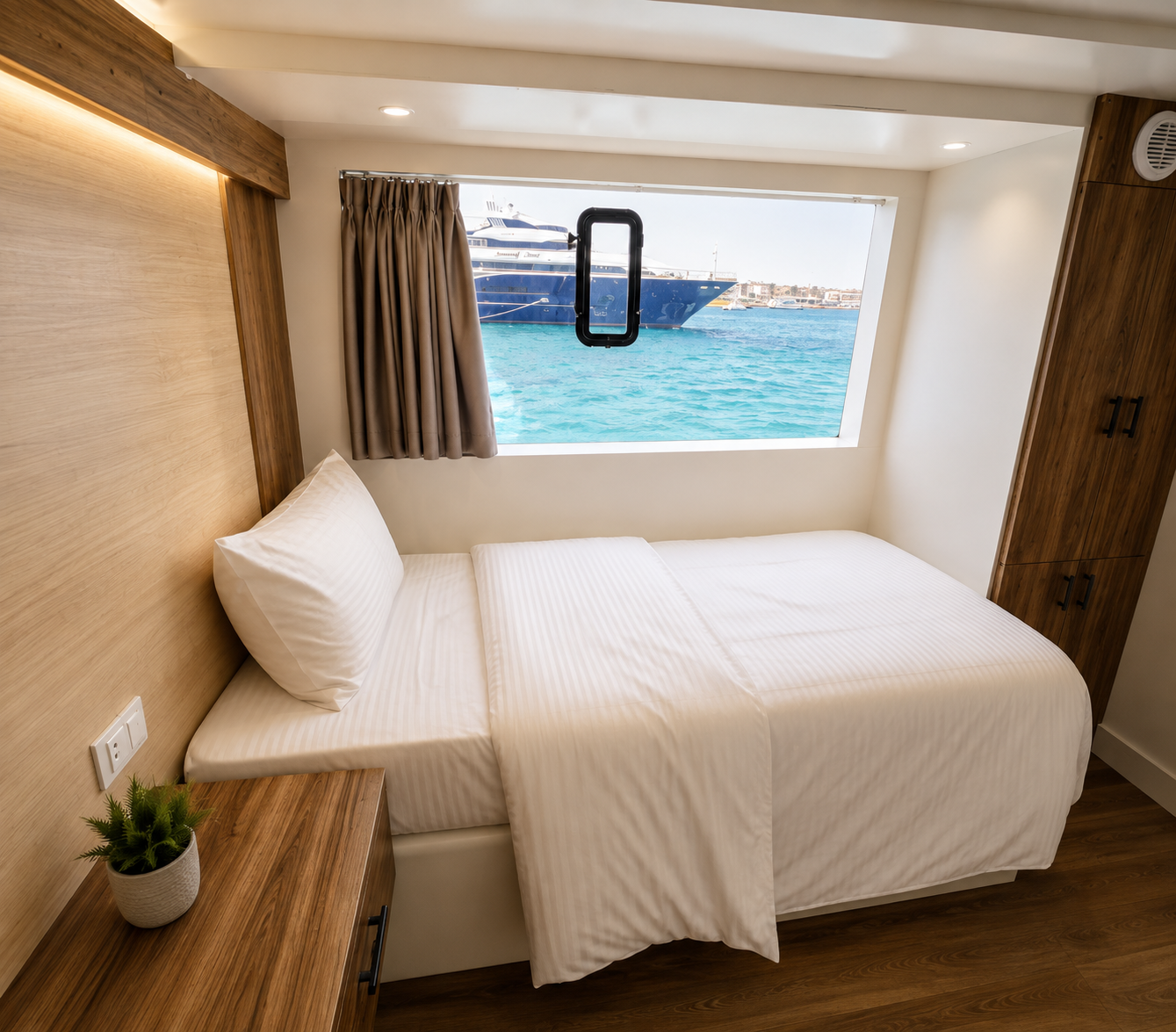 Double sea view cabin with a window onto the Red Sea