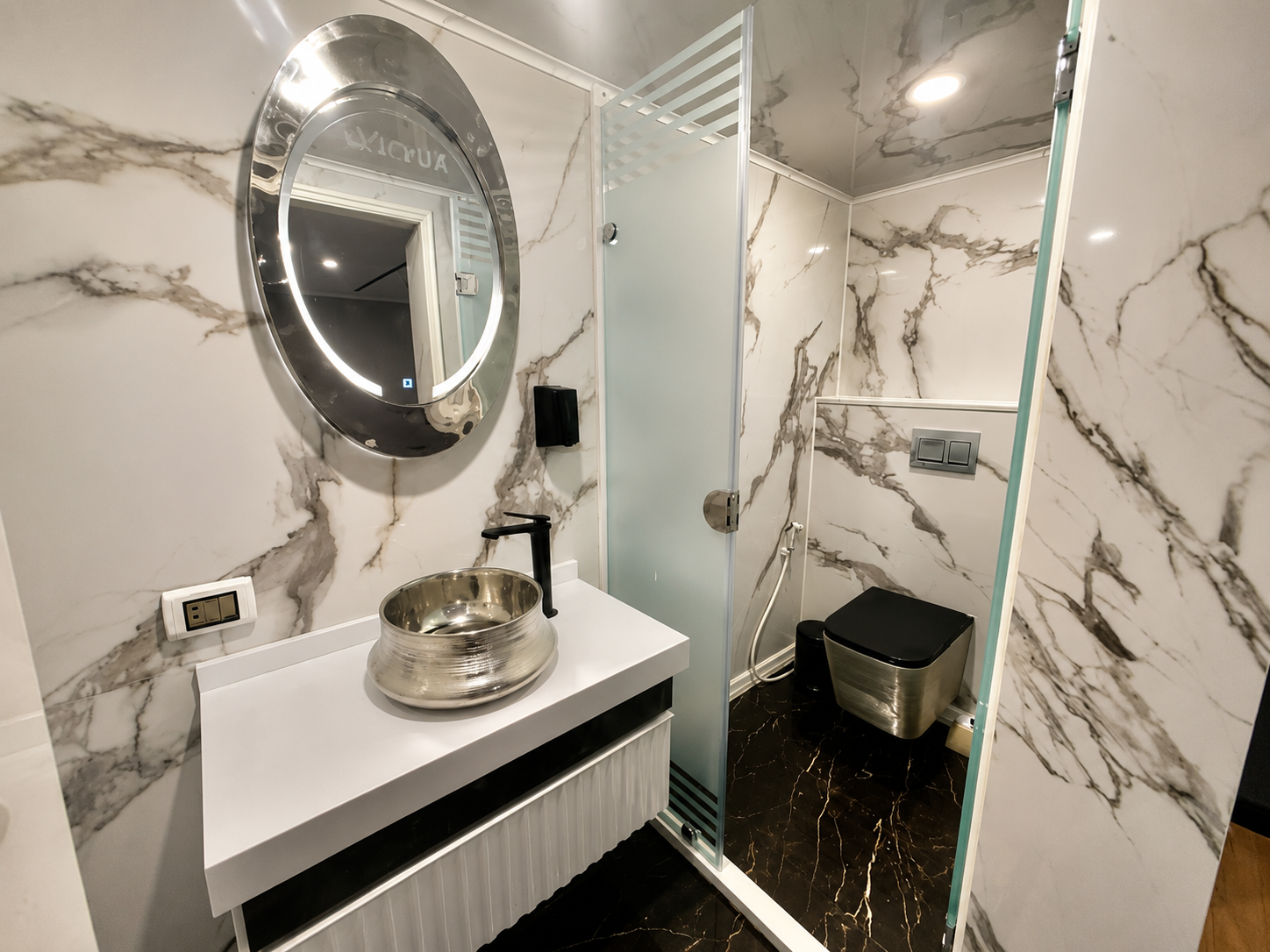 Private en-suite bathroom with a hot shower