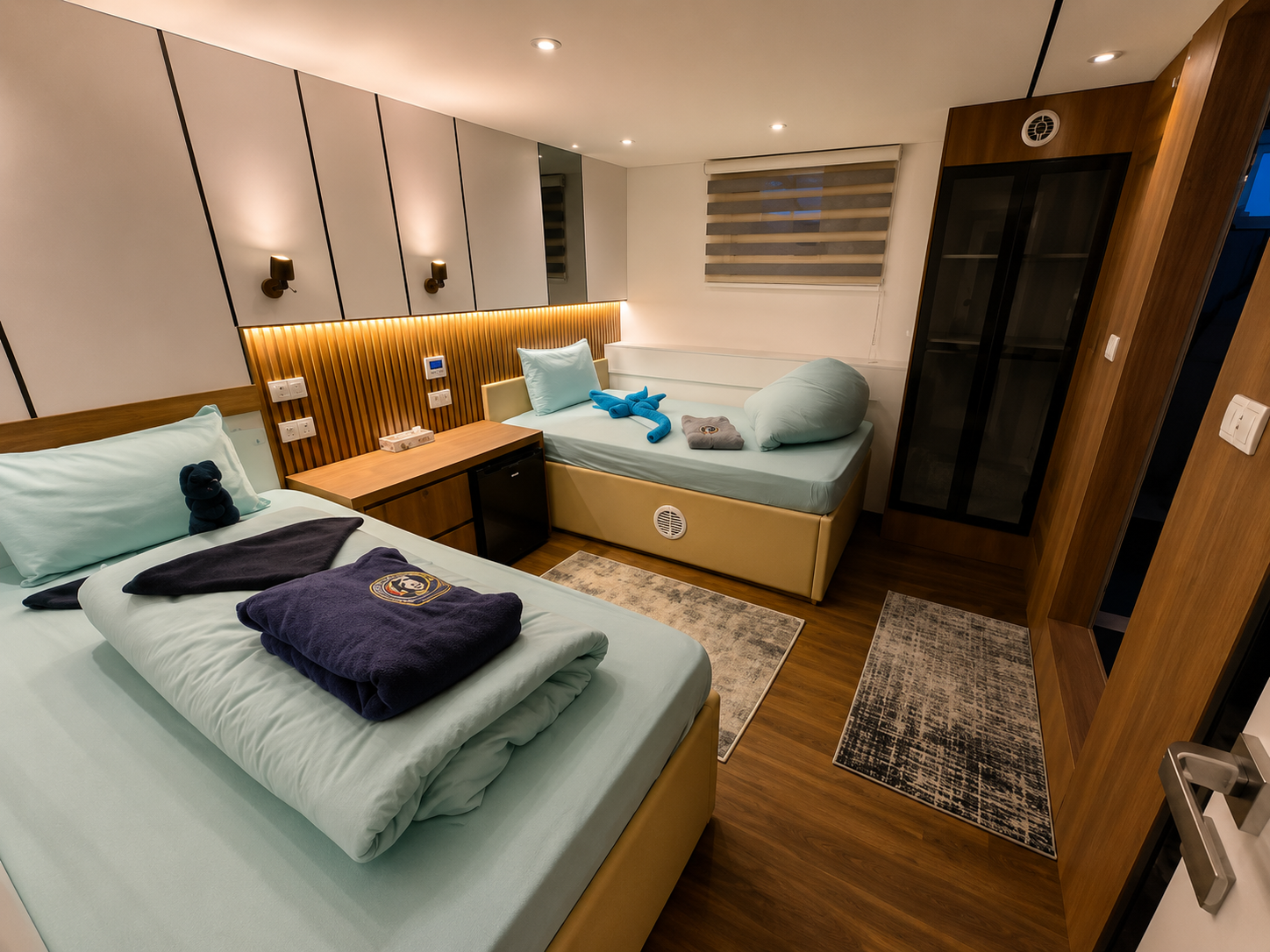 Twin cabin with a sea-view window