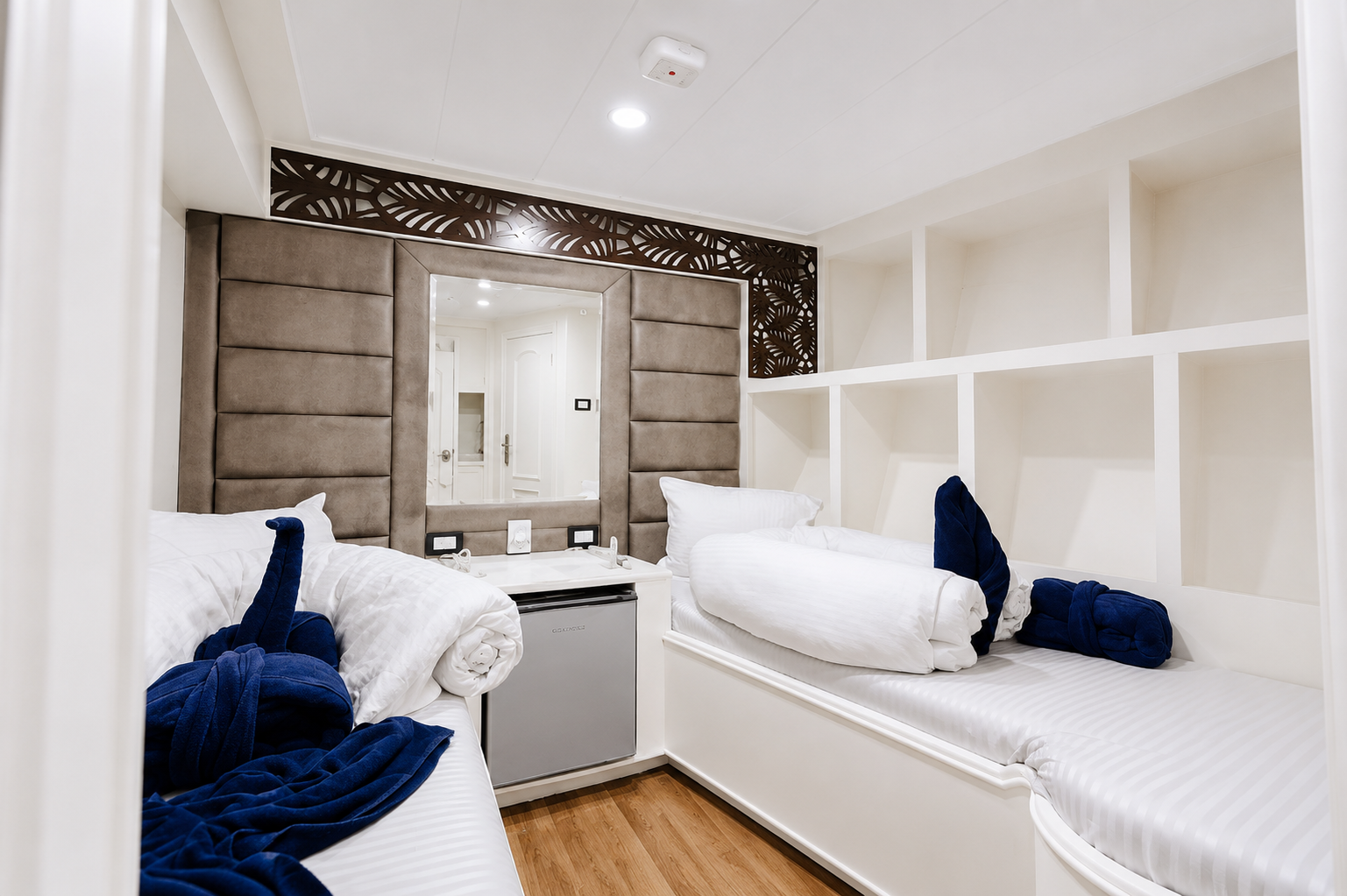 Twin cabin with two single beds