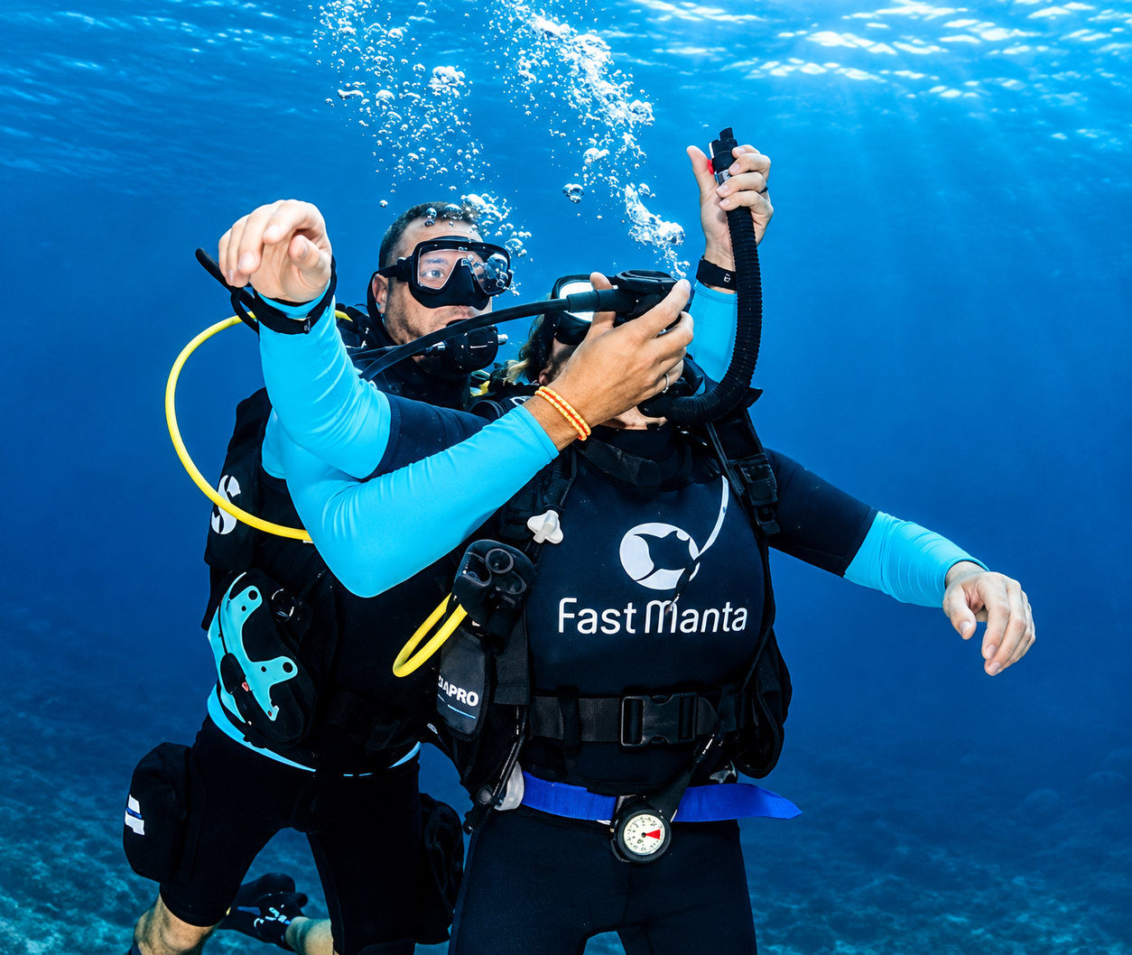 Sharing an alternate air source with a buddy underwater